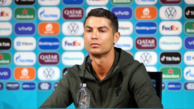 Cristiano Ronaldo y una polémica con Coca-Cola en conferencia de prensa.