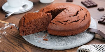 Rico y fácil de preparar: el bizcochuelo ideal para acompañar los mates y que solo lleva dos ingredientes