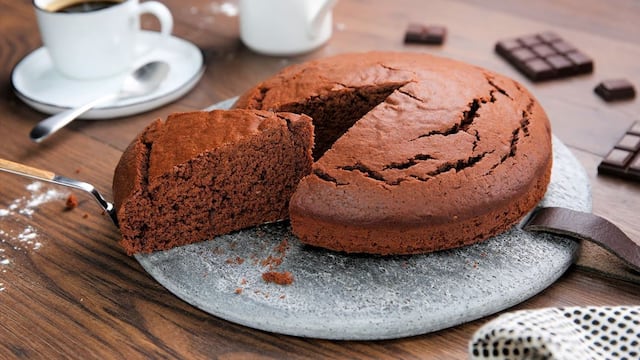 Rico y fácil de preparar: el bizcochuelo ideal para acompañar los mates y que solo lleva dos ingredientes