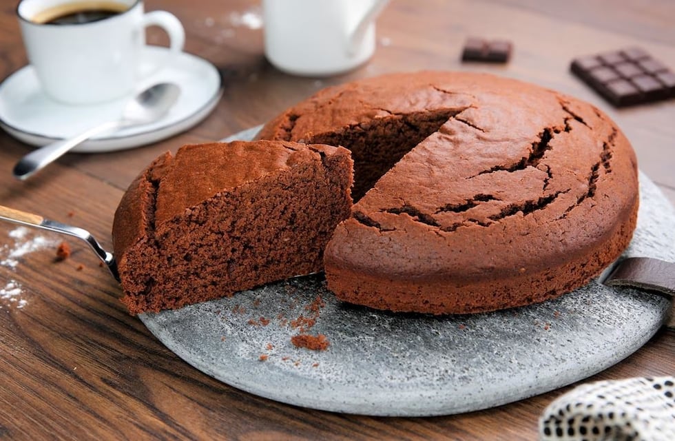 Rico y fácil de preparar: el bizcochuelo ideal para acompañar los mates y que solo lleva dos ingredientes