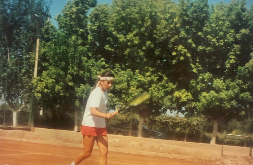 Graciela fue una de las mejores tenistas del país, abandonó y luego de 30 años comienza un proyecto social de tenis en Maipú