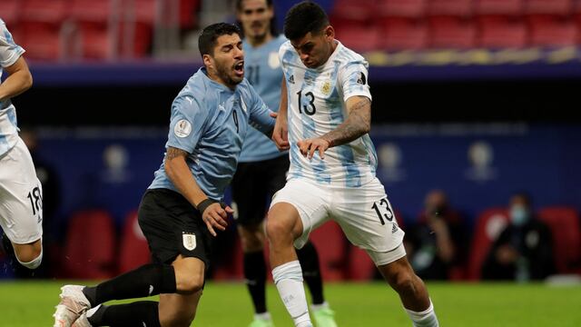Cada vez más firme, Cristian Romero anuló a Luis Suárez (AP).