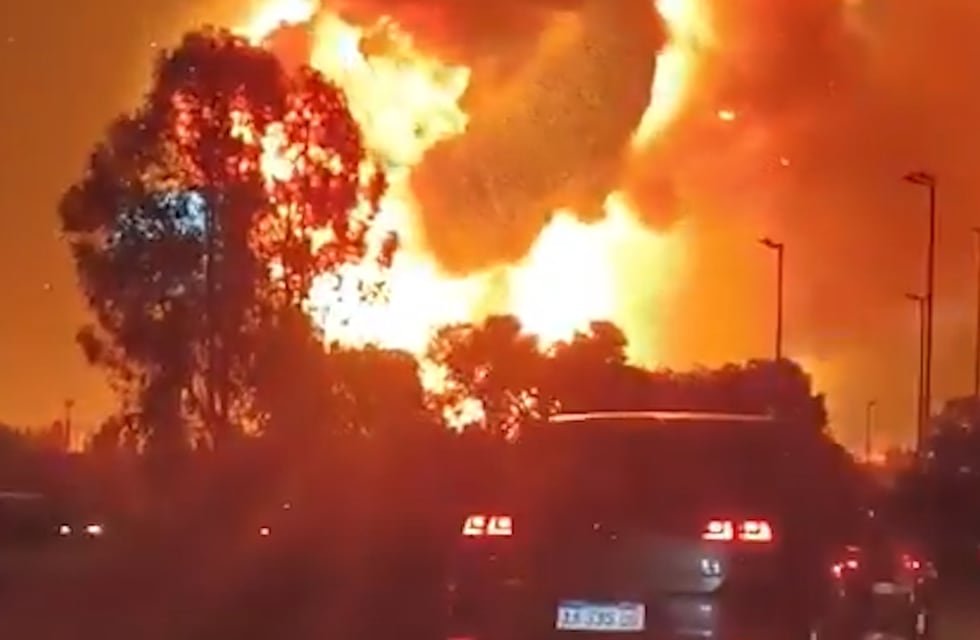 Impactante explosión en una fábrica de Ezeiza: hay alerta porque el humo podría ser tóxico