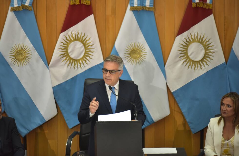 Llaryora llamó a la “austeridad en la política” y anunció la reducción de salarios en los funcionarios