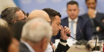 Rodrigo De Loredo, jefe del bloque de diputados de la UCR, en el plenario de comisiones por la "ley ómnibus" (Foto: Clarín)