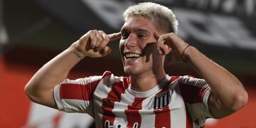 Benjamín Rollheiser, autor de un golazo olímpico para Estudiantes. (Foto: El Gráfico)