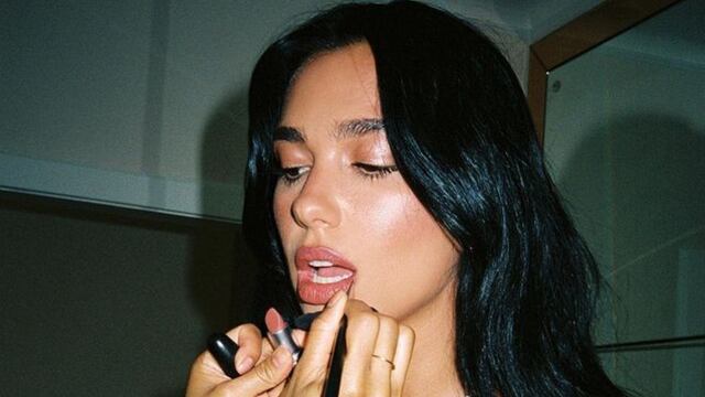 Dua Lipa encantó con su look para el estreno de Barbie