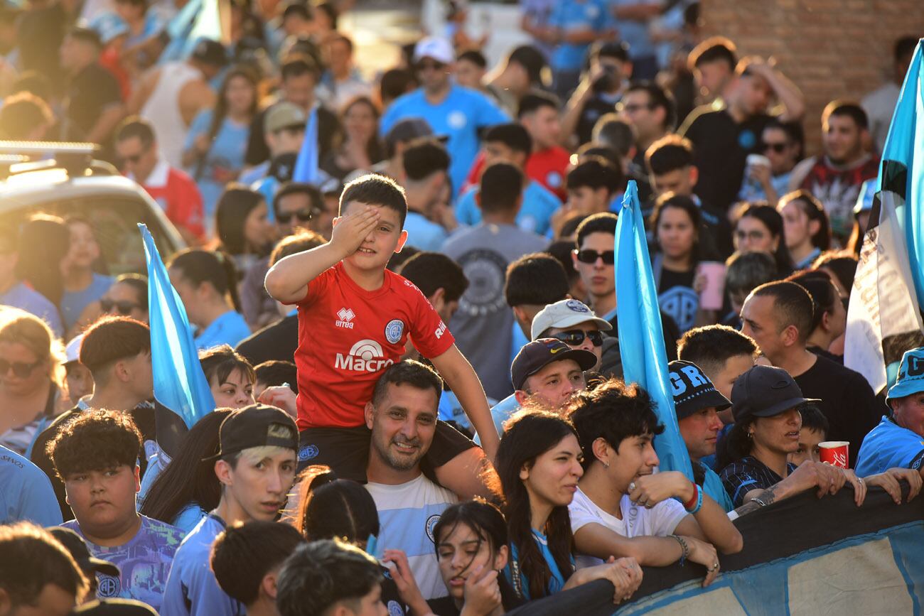 Banderazo de Belgrano en el Hotel Quinto Centenario, el día previo al clásico con Talleres.  (Nicolás Bravo / La Voz)