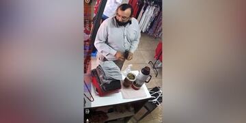 Una pareja fue captada por cámaras de seguridad cuando robaban la llave de un local en Posadas