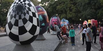 Por segundo año se realizó la exposición de huevos gigantes en la plaza Independencia como parte de la Pascua Croata, donde artistas mendocinos pintaron los huevos en vivo. Foto: Marcelo Rolland / Los Andes