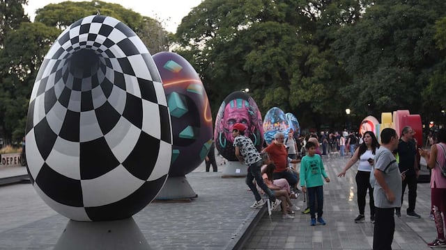 Por segundo año se realizó la exposición de huevos gigantes en la plaza Independencia como parte de la Pascua Croata, donde artistas mendocinos pintaron los huevos en vivo. Foto: Marcelo Rolland / Los Andes