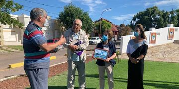 Reconocieron a Inés Brasesco y Victorio Correa, responsables del arte de cada escudo del Monumento a las Provincias.