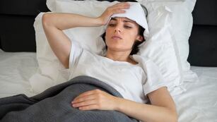 Por qué sudamos mientras dormimos, según los expertos.
