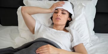 Por qué sudamos mientras dormimos, según los expertos.