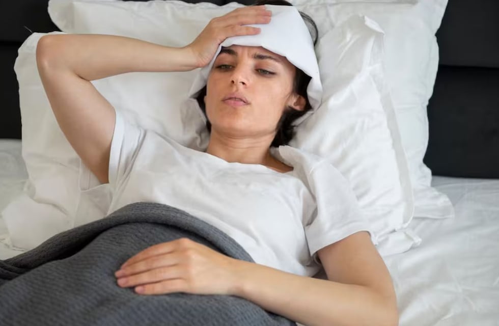 Por qué sudamos mientras dormimos, según los expertos