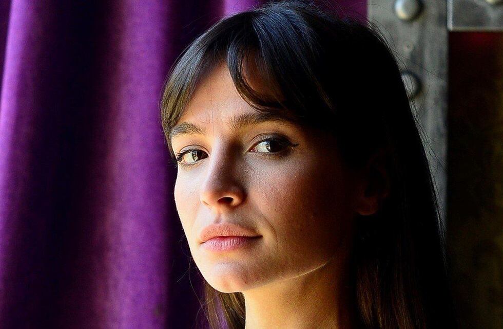 Brenda Asnicar posó con un conjunto de lencería transparente y portaligas