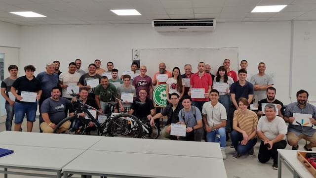 Terminó un curso de reparación de bicicletas