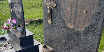 Robaron las placas de decenas de tumbas en el cementerio de Campo Ramón.