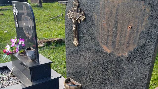 Robaron las placas de decenas de tumbas en el cementerio de Campo Ramón.