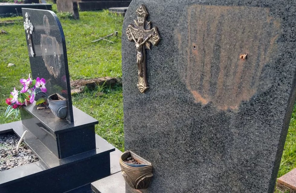 Robaron las placas de decenas de tumbas en el cementerio de Campo Ramón