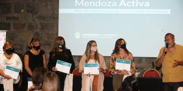 Uno de los grupos de emprendedoras que fueran reconocidos durante el encuento organizaado por el ministerio de Economía de Mendoza. Gentileza Gobierno de Mendoza