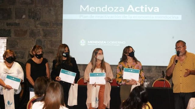 Uno de los grupos de emprendedoras que fueran reconocidos durante el encuento organizaado por el ministerio de Economía de Mendoza. Gentileza Gobierno de Mendoza