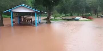 Se registraron graves inundaciones por la crecida de arroyos: hasta el momento no hubo evacuados, aunque la comunidad continúa en alerta