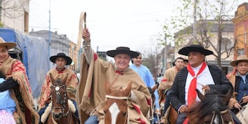 Encabezando una caravana de gauchos