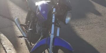 Una mujer fue hospitalizada tras despistar con su motocicleta en Posadas.
