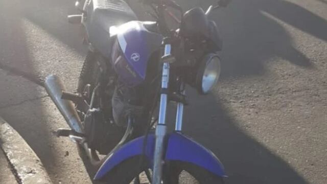 Una mujer fue hospitalizada tras despistar con su motocicleta en Posadas.