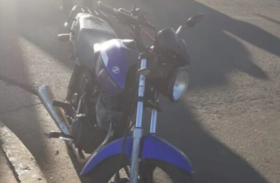 Una mujer fue hospitalizada tras despistar con su motocicleta en Posadas
