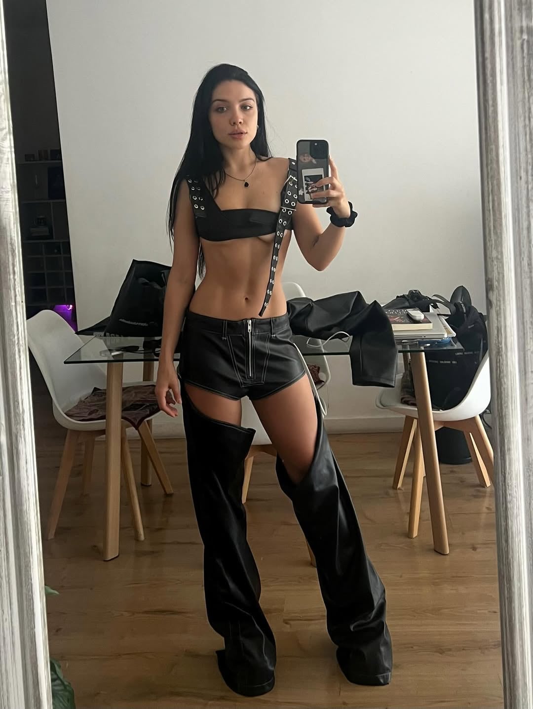 Cut out y top diminuto: Malena Narvay apostó por un outfit total black de cuero y desafió los límites de la censura