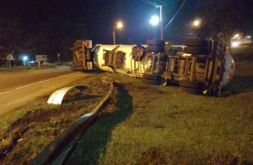 Oberá: volcó un camión con gas propano-butanol en la Ruta 14