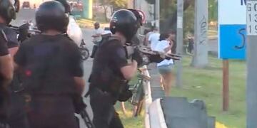 Manifestantes se enfrentaron con la policía cuando intentaron desalojar la movilización.