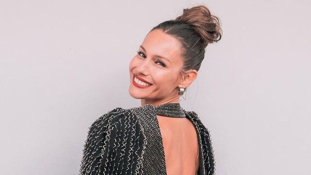 Pampita se grabó disfrutando de una fiesta de espuma en Brasil: microbikini roja y sombrero cowboy.