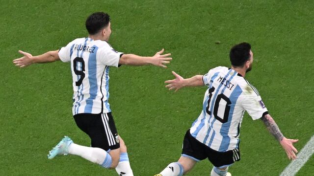 Messi festeja el 1 a 0 de Argentina ante México junto a Julián Álvarez. (Prensa Fifa).