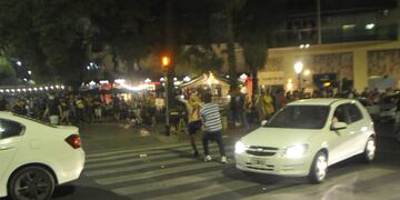 Las hinchadas se cruzaron en pleno festejo y terminó en actos violentos. (Foto: Javier Ferreyra)