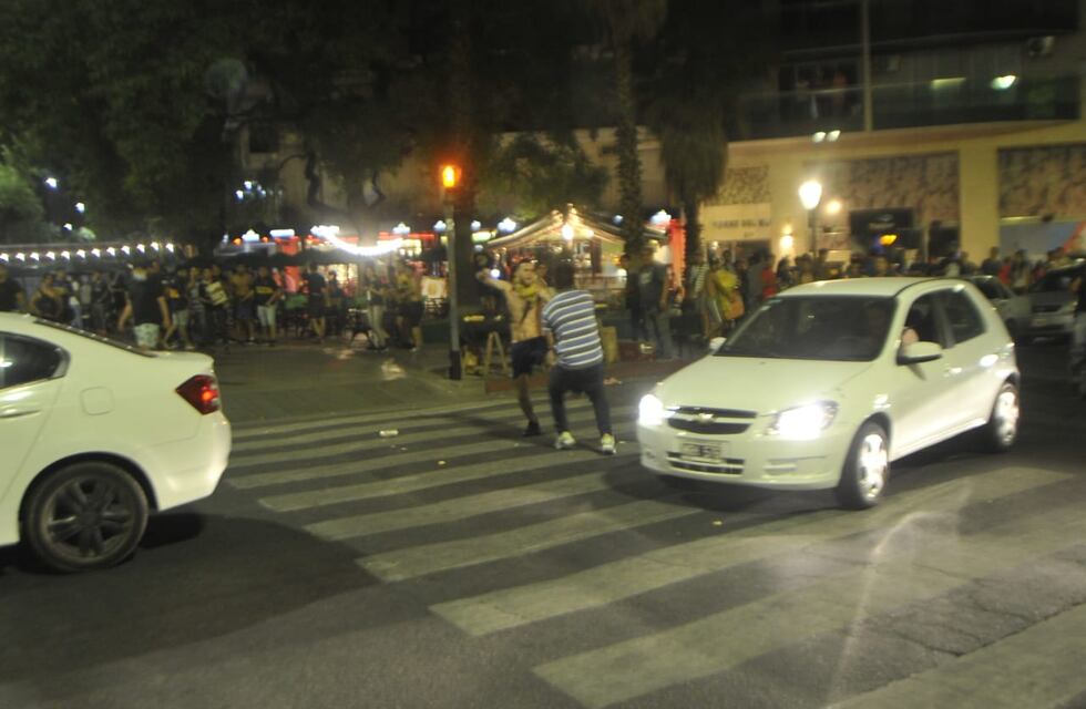 Video: hinchas de Talleres y Boca a las piñas en la zona del Patio Olmos