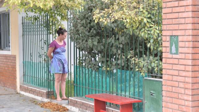 Una mujer de Viedma creó su propio banco rojo para concientizar sobre la violencia de género