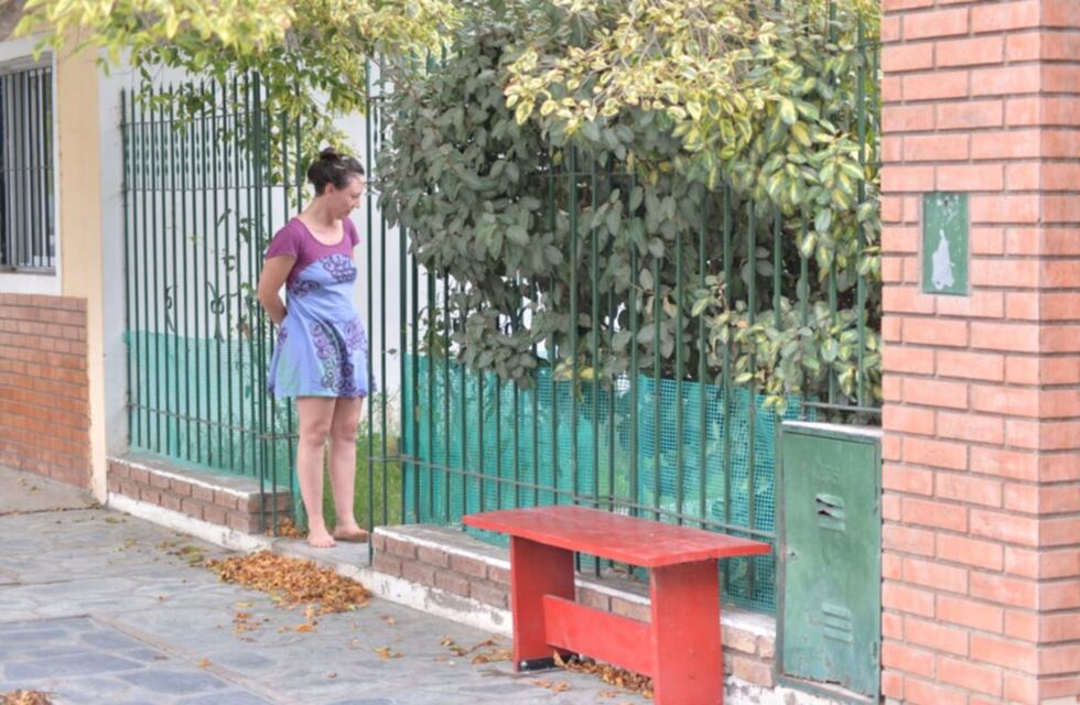 Una mujer de Viedma creó su propio banco rojo para concientizar sobre la violencia de género