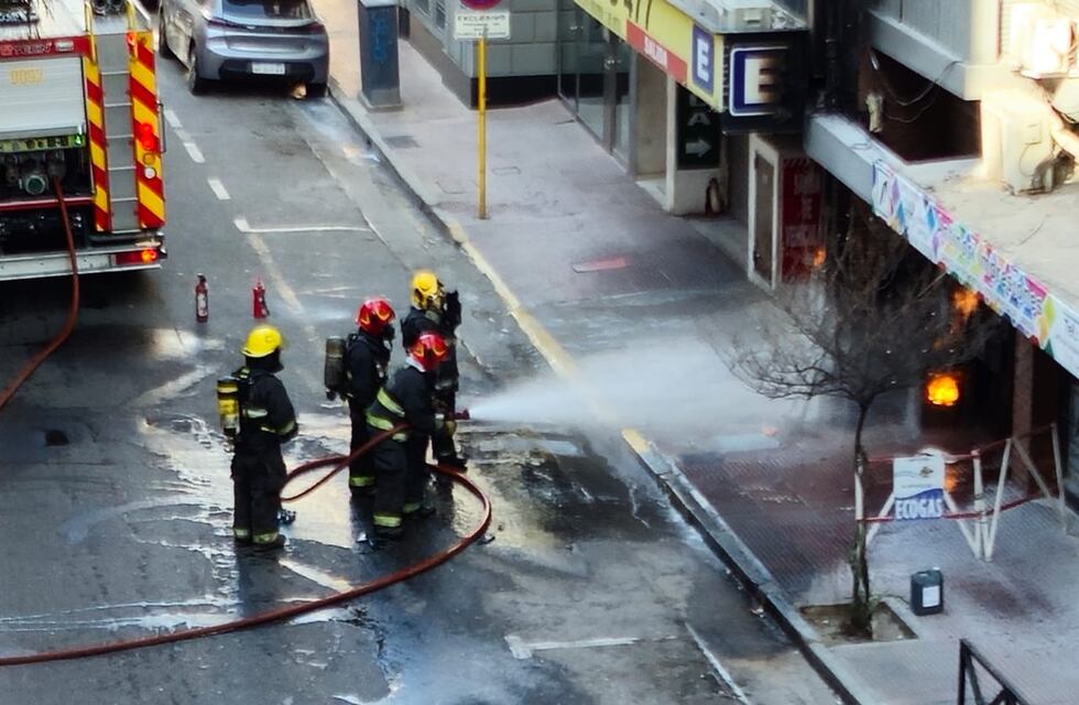 Incendio en Córdoba: rompieron un caño de gas y se desató el fuego en plena vía pública