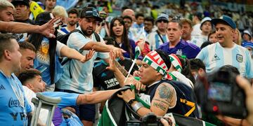 HInchas de Argentina y México metieron mucho color a la previa de ese trascendental partido del Grupo C, en Lusail. (AP)