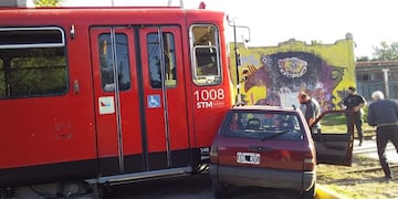 Una formación del Metrotranvía chocó a un auto que cruzaba un paso a nivel en Gutierrez, a la altura de Bodegas Giol. Gentileza