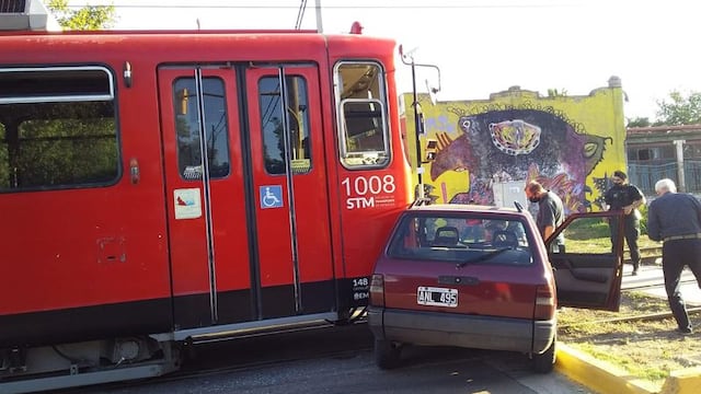 Una formación del Metrotranvía chocó a un auto que cruzaba un paso a nivel en Gutierrez, a la altura de Bodegas Giol. Gentileza