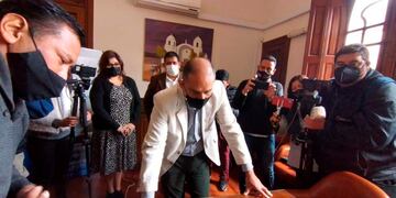 El presidente del Colegio de Abogados de Jujuy, Marcelo Elías, comprueba el funcionamiento del nuevo sistema.