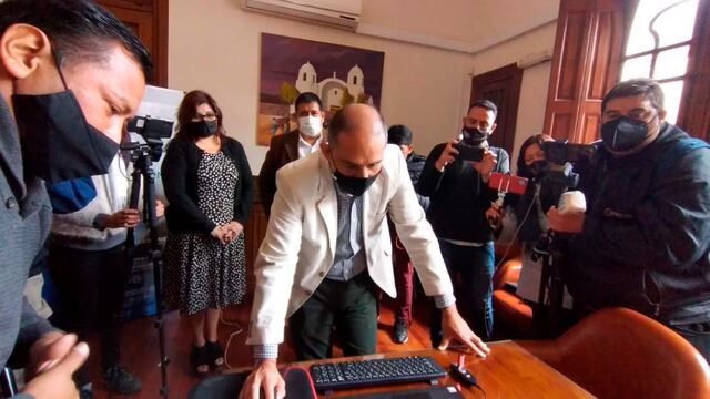 El presidente del Colegio de Abogados de Jujuy, Marcelo Elías, comprueba el funcionamiento del nuevo sistema.