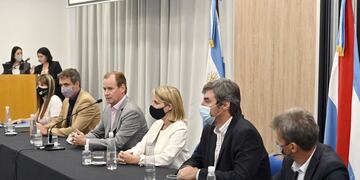 Se firmó la obra de ejecución del Aeropuerto.