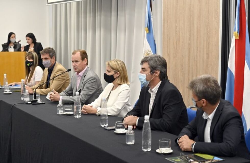 Firmaron el contrato de la obra del Aeropuerto Binacional de Concordia