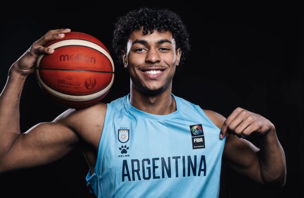 No contaban con mi altura: soltó su globo, quedó en el techo y la ayuda de Lee Aaliya, el basquetbolista platense, se volvió viral