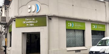 Sede central del ex Banco de Desarrollo de Jujuy, en la esquina de Senador Pérez y San Martín.